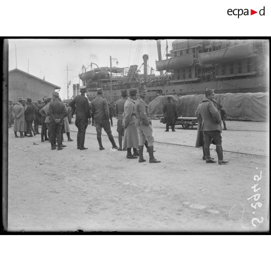 Bizerte (Tunisie). Départ de 2000 serbes pour Salonique sur un bateau russe. [légende d'origine]