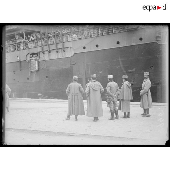 Bizerte (Tunisie). Départ de 2000 serbes pour Salonique sur un bateau russe. [légende d'origine]