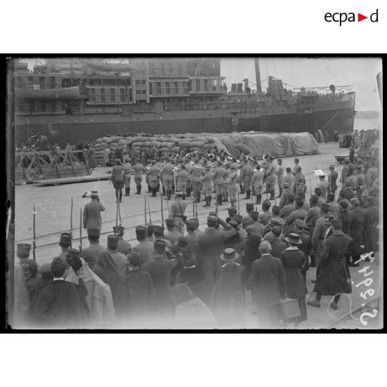 Bizerte (Tunisie). Départ de 2000 serbes pour Salonique sur un bateau russe. La musique joue. [légende d'origine]