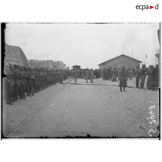 Bizerte (Tunisie). Les troupes serbes rendent les honneurs aux autres troupes serbes embarquées. [légende d'origine]