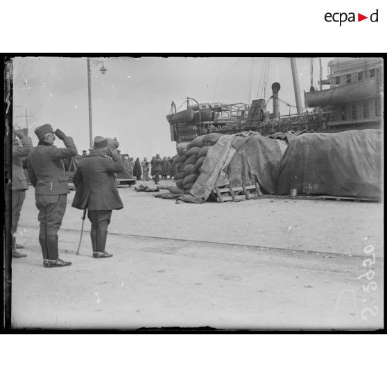 Bizerte (Tunisie). Départ de 2000 serbes pour Salonique sur un bateau russe. [légende d'origine]