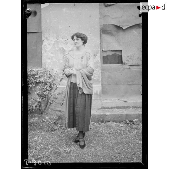 Pernant. Madame Andrieu décorée de la Croix de Guerre avec palmes. [légende d'origine]