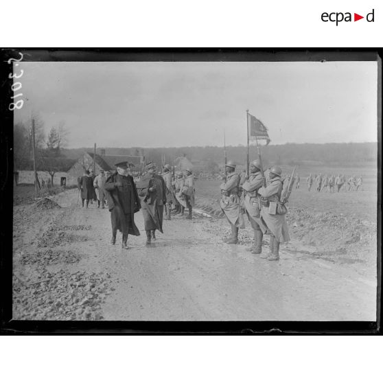 Près de Fismes (Marne). Revue de tirailleurs sénégalais passée par le président de la République. Le président et le général Mangin. [légende d'origine]