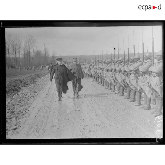 Près de Fismes (Marne). Revue de tirailleurs sénégalais passée par le président de la République. Le président et le général Mangin. [légende d'origine]