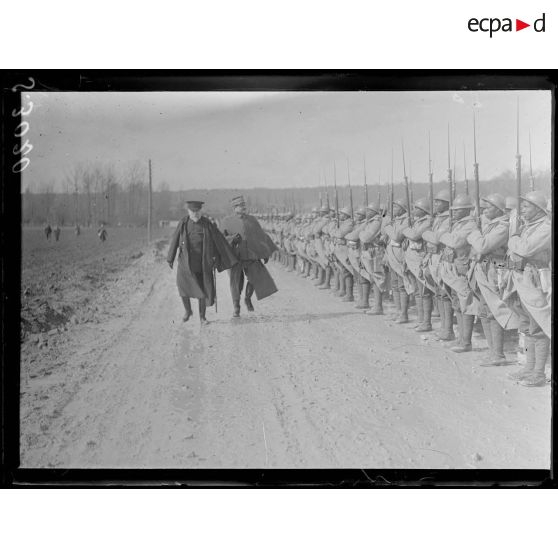 Près de Fismes (Marne). Revue de tirailleurs sénégalais passée par le président de la République. Le président et le général Mangin. [légende d'origine]