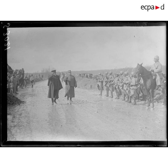 Près de Fismes (Marne). Revue de tirailleurs sénégalais passée par le président de la République. Le président et le général Mangin. [légende d'origine]