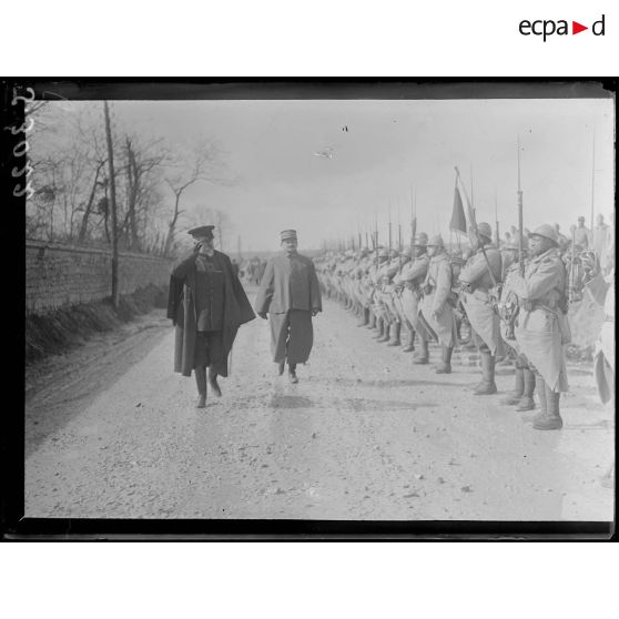 Près de Fismes (Marne). Revue de tirailleurs sénégalais passée par le président de la République. Le président et le général Mangin. [légende d'origine]