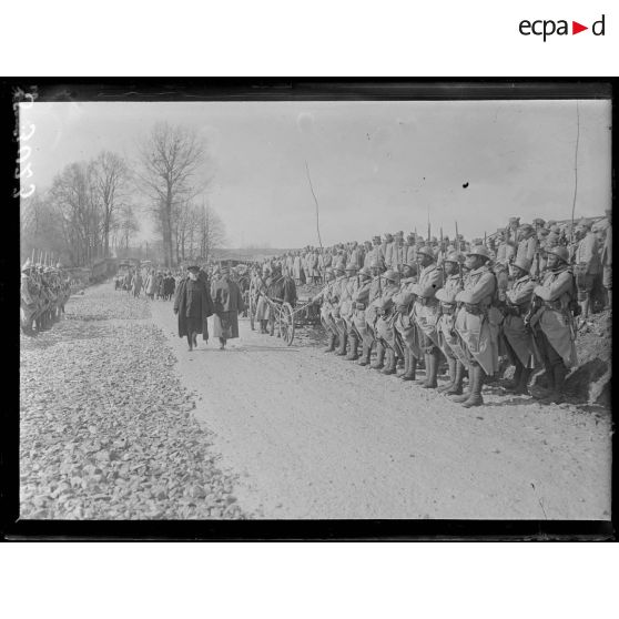 Près de Fismes (Marne). Revue de tirailleurs sénégalais passée par le président de la République. Le président et le général Mangin. [légende d'origine]