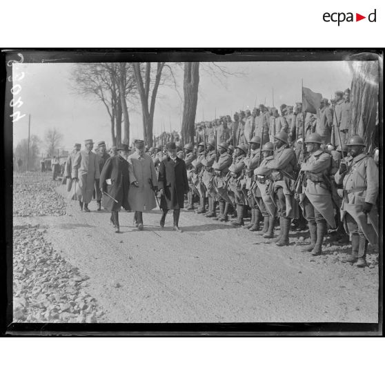 Près de Fismes (Marne). Revue de tirailleurs sénégalais. Le général Nivelle, MM. Antonin Dubost et Deschanel. [légende d'origine]