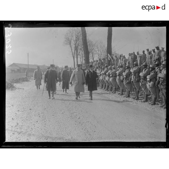 Près de Fismes (Marne). Revue de tirailleurs sénégalais. Le général Nivelle, MM. Antonin Dubost et Deschanel. [légende d'origine]