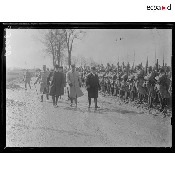 Près de Fismes (Marne). Revue de tirailleurs sénégalais. Le général Nivelle, MM. Antonin Dubost et Deschanel. [légende d'origine]