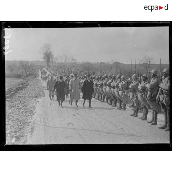 Près de Fismes (Marne). Revue de tirailleurs sénégalais. Le général Nivelle, MM. Antonin Dubost et Deschanel. [légende d'origine]