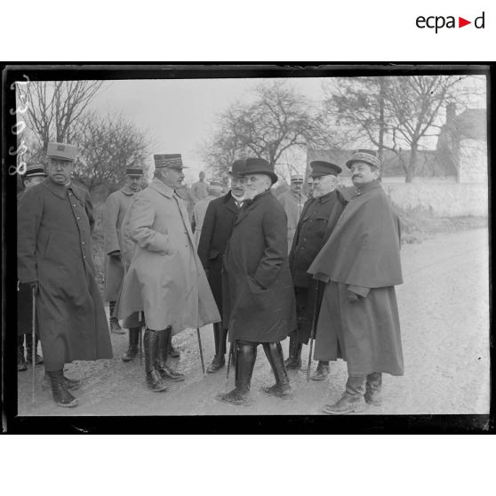 Près de Fismes (Marne). Le président, M. Deschanel, M. Antonin Dubost, le général Nivelle, le général Mangin après la revue. [légende d'origine]