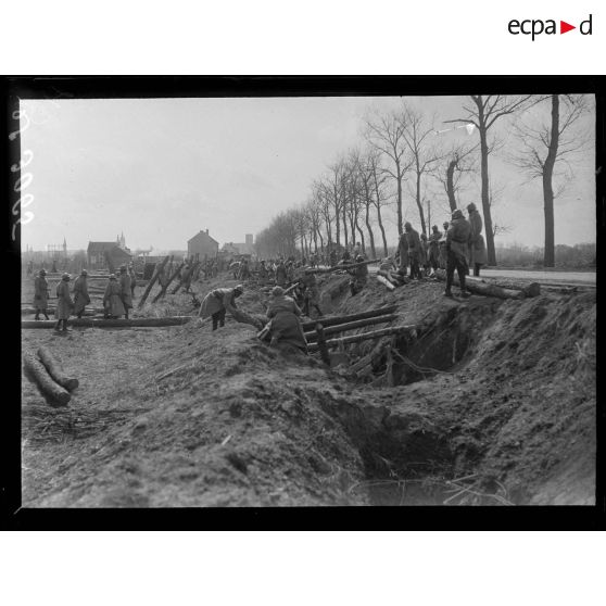 Saint-Paul (Aisne). Sénégalais transportant des rondins. [légende d'origine]