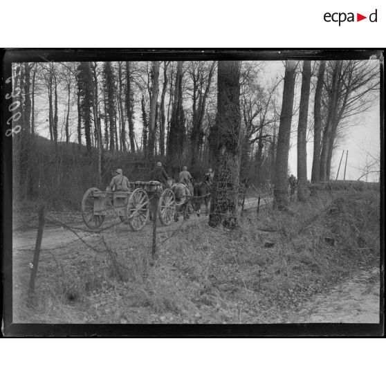 Route de Bucy-le-Long (Aisne). Convoi d'artillerie. [légende d'origine]