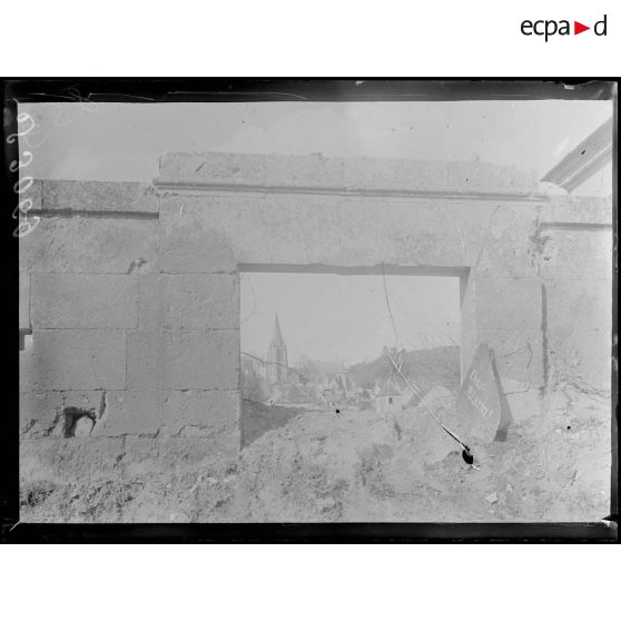 Route de Bucy-le-Long (Aisne). Vue sur l'église. [légende d'origine]