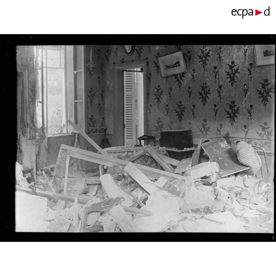 Soissons. La maison qui servait de cantonnement aux opérateurs photographiques et cinématographiques éventrée par un obus. L'intérieur. [légende d'origine]