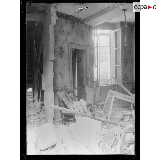 Soissons. La maison qui servait de cantonnement aux opérateurs photographiques et cinématographiques éventrée par un obus. L'intérieur. [légende d'origine]