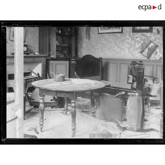 Soissons. La maison qui servait de cantonnement aux opérateurs photographiques et cinématographiques éventrée par un obus. L'intérieur. [légende d'origine]