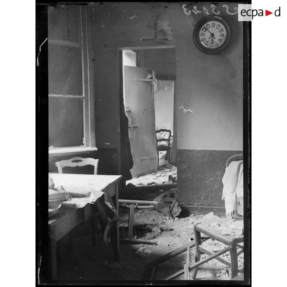 Soissons. La maison qui servait de cantonnement aux opérateurs photographiques et cinématographiques éventrée par un obus. L'intérieur. [légende d'origine]