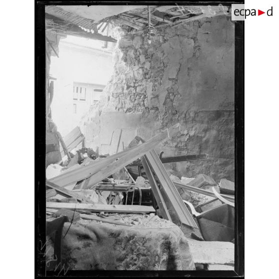 Soissons. La maison qui servait de cantonnement aux opérateurs photographiques et cinématographiques éventrée par un obus. L'intérieur. [légende d'origine]
