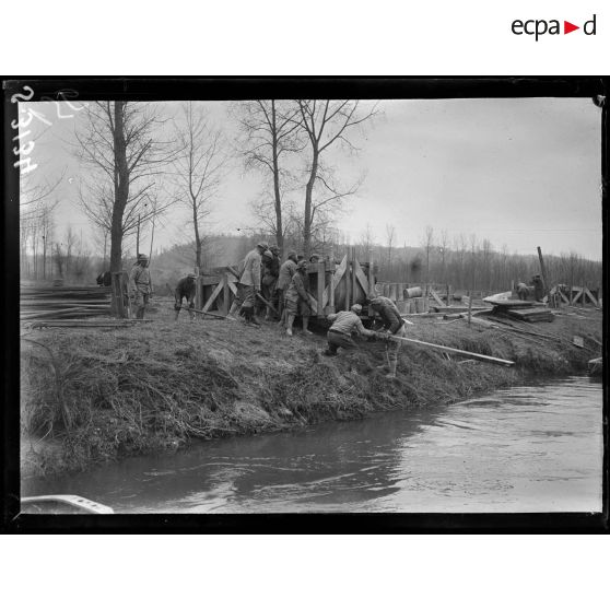 Missy-sur-Aisne. Lancement d'un radeau pour un pont de bateaux. [légende d'origine]