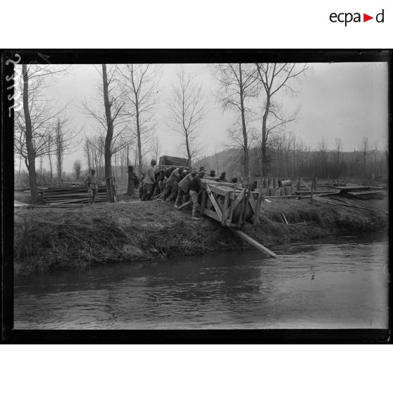 Missy-sur-Aisne. Lancement d'un radeau pour un pont de bateaux. [légende d'origine]