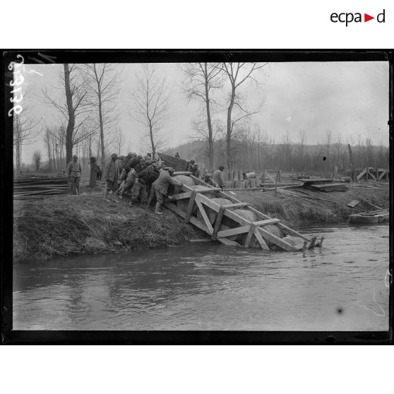 Missy-sur-Aisne. Lancement d'un radeau pour un pont de bateaux. [légende d'origine]