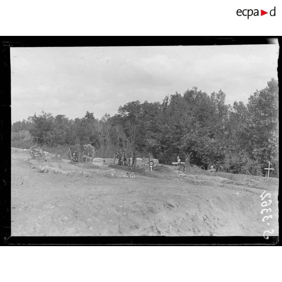 Nord de Cuffies (Aisne). Ferme de la Montagne Neuve, le cimetière. [légende d'origine]