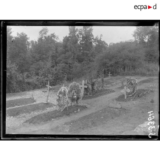 Nord de Cuffies (Aisne). Ferme de la Montagne Neuve, le cimetière. [légende d'origine]