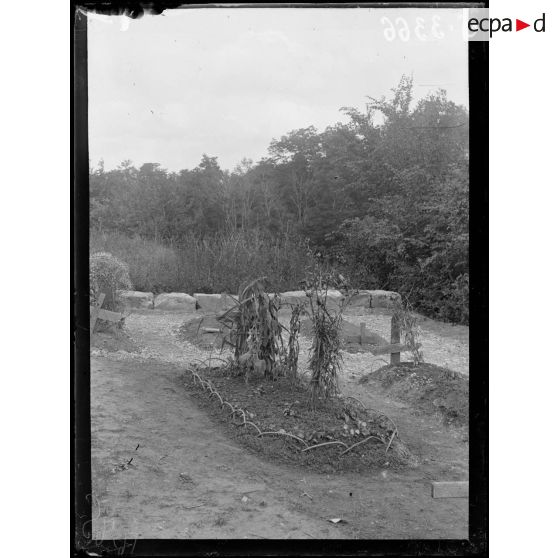Nord de Cuffies (Aisne). Ferme de la Montagne Neuve, tombe de M. Robert-André Michel. [légende d'origine]