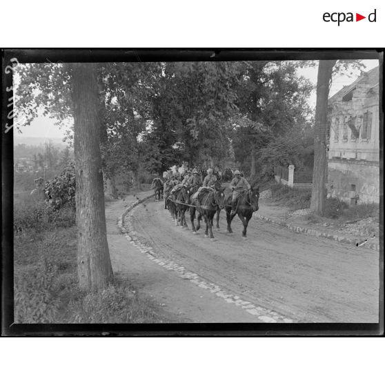 Cuffies (Aisne). Un régiment d'artillerie lourde traversant la localité. [légende d'origine]