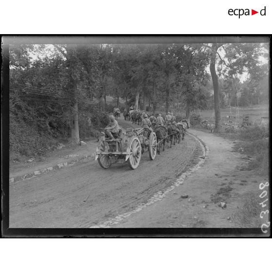 Cuffies (Aisne). Un régiment d'artillerie lourde traversant la localité. [légende d'origine]
