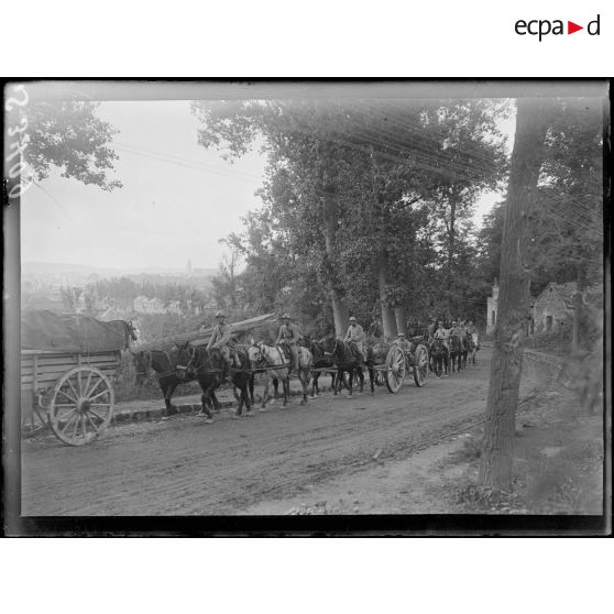Cuffies (Aisne). Un régiment d'artillerie lourde traversant la localité. [légende d'origine]