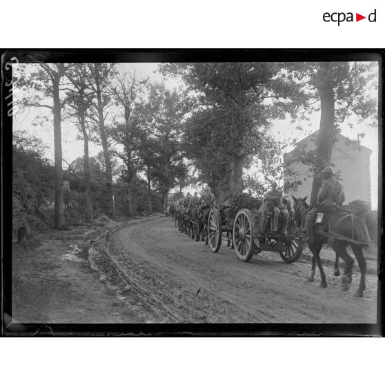 Cuffies (Aisne). Un régiment d'artillerie lourde traversant la localité. [légende d'origine]