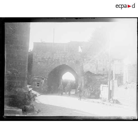 Coucy-le-Château (Aisne). La porte de Laon. [légende d'origine]