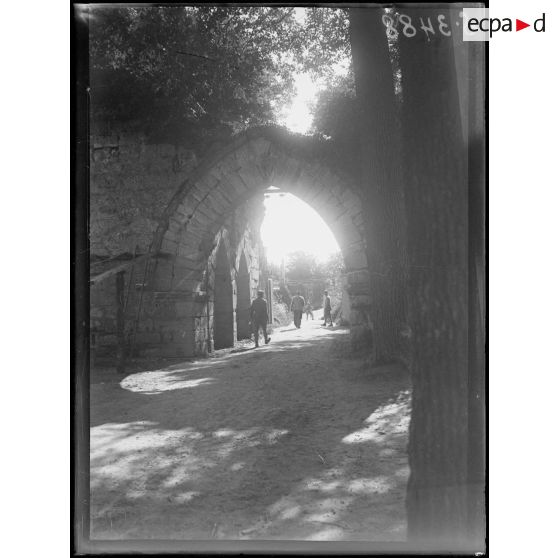 Coucy-le-Château (Aisne). Les remparts. [légende d'origine]
