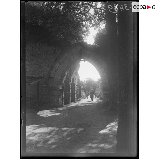 Coucy-le-Château (Aisne). Les remparts. [légende d'origine]