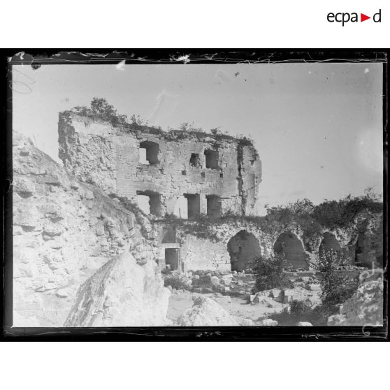 Coucy-le-Château (Aisne). Les ruines du château. [légende d'origine]