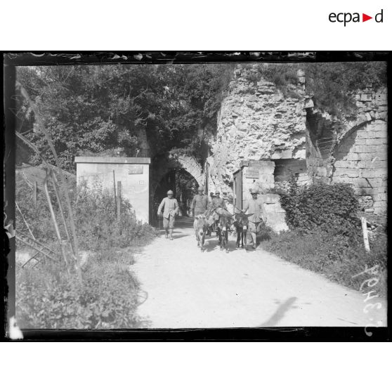 Coucy-le-Château (Aisne). Sortie du château. [légende d'origine]