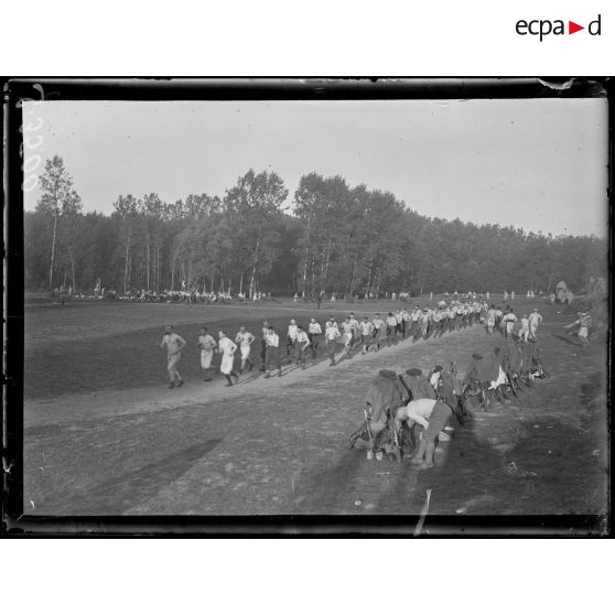 Chacrise (Aisne). Champ de culture physique de la 66ème division. Exercices de la méthode Hébert. [légende d'origine]