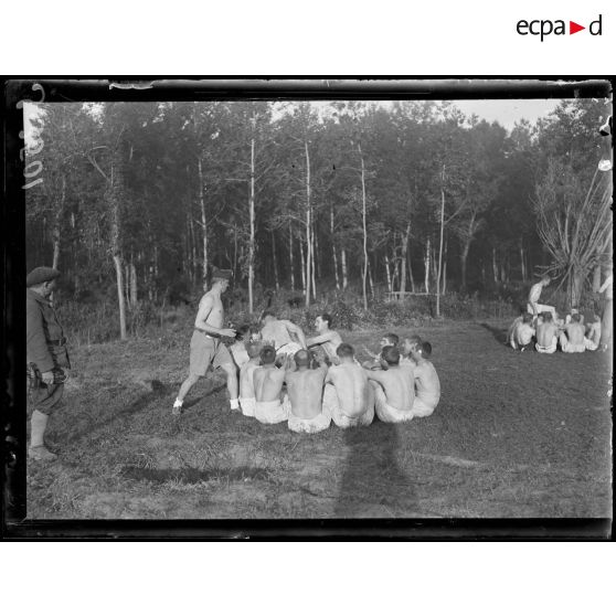 Chacrise (Aisne). Champ de culture physique de la 66ème division. Exercices de la méthode Hébert. [légende d'origine]