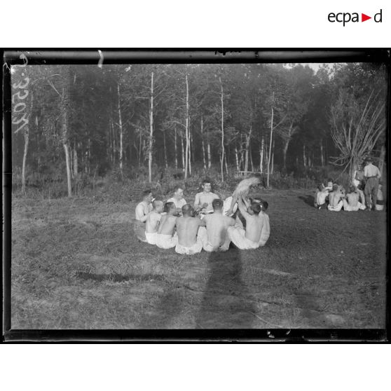 Chacrise (Aisne). Champ de culture physique de la 66ème division. Exercices de la méthode Hébert. [légende d'origine]