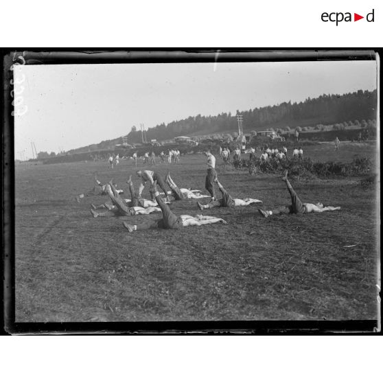 Chacrise (Aisne). Champ de culture physique de la 66ème division. Exercices de la méthode Hébert. [légende d'origine]