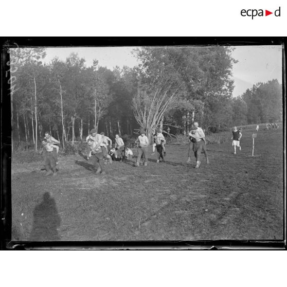 Chacrise (Aisne). Champ de culture physique de la 66ème division. Exercices de la méthode Hébert. [légende d'origine]