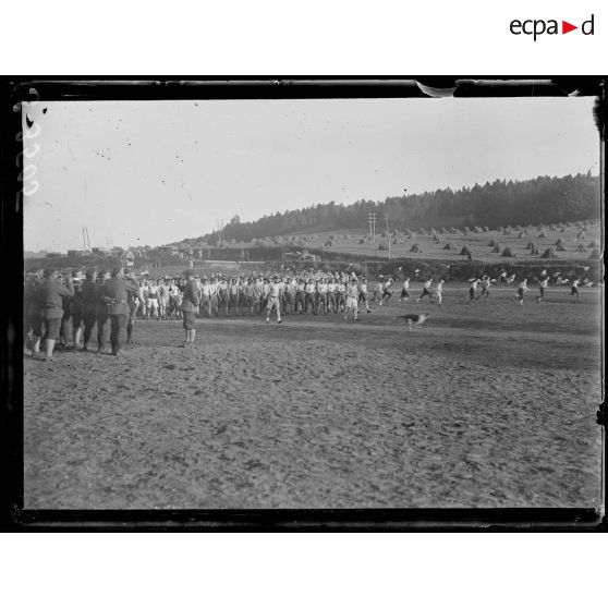 Chacrise (Aisne). Champ de culture physique de la 66ème division. Après l'exercice, les hommes défilent en chantant. [légende d'origine]