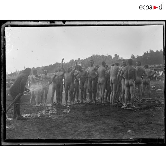 Chacrise (Aisne). Champ de culture physique de la 66ème division. La douche après l'exercice. [légende d'origine]