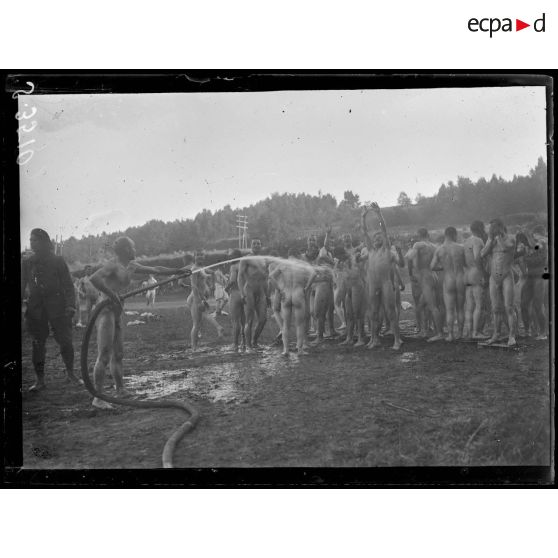 Chacrise (Aisne). Champ de culture physique de la 66ème division. La douche après l'exercice. [légende d'origine]
