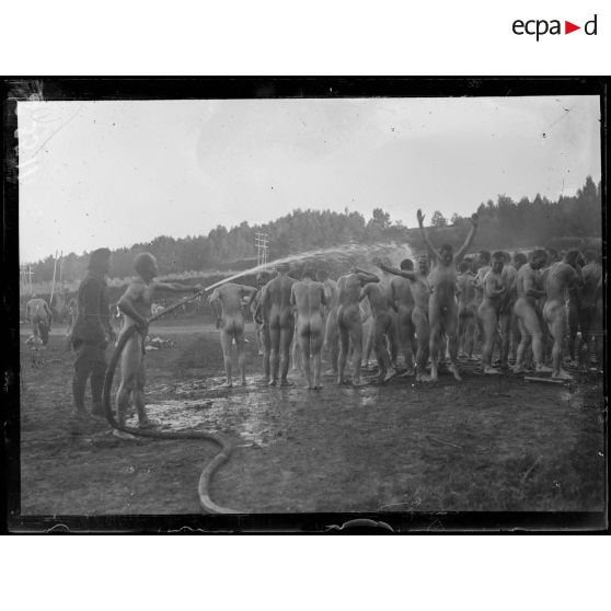 Chacrise (Aisne). Champ de culture physique de la 66ème division. La douche après l'exercice. [légende d'origine]