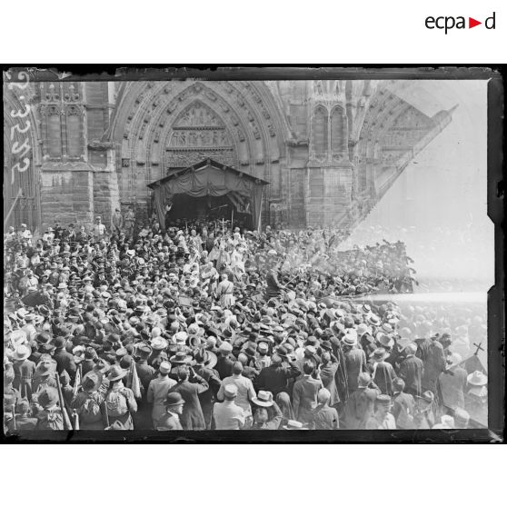 Meaux (Seine-et-Marne). Commémoration de la victoire de la Marne. Bénédiction de la foule. [légende d'origine]